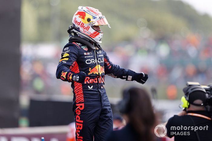 Max Verstappen, Red Bull Racing, 1ª posición, celebra su llegada al Parc Ferme