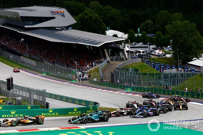 Lando Norris, McLaren MCL60, Fernando Alonso, Aston Martin AMR23, Lance Stroll, Aston Martin AMR23, Nico Hulkenberg, Haas VF-23, Pierre Gasly, Alpine A523, el resto de la parrilla en la salida.