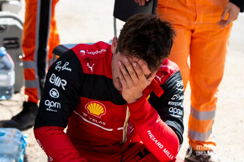 Un abatido Charles Leclerc, Ferrari F1-75, tras su choque en Le Beausset