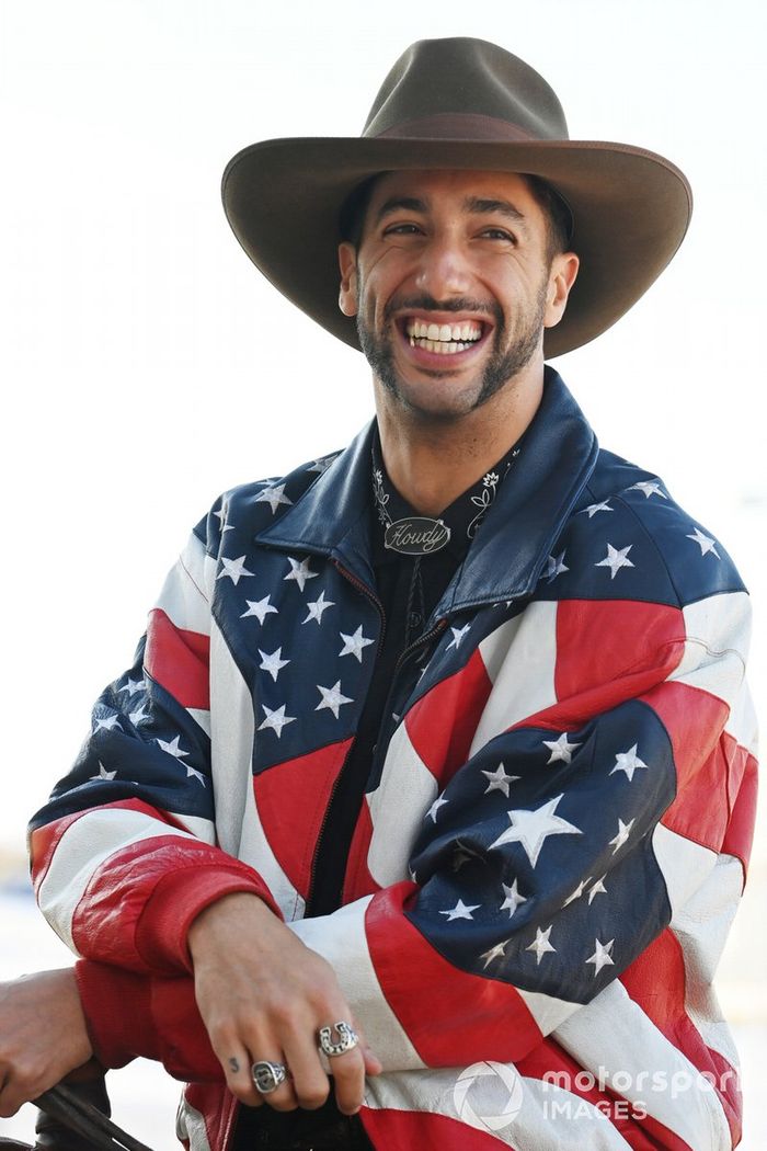 Daniel Ricciardo, McLaren llega en caballo al paddock