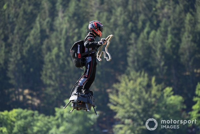 El Flyboard sobre la parrilla con el trofeo