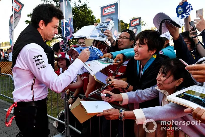 Toto Wolff, Director Ejecutivo (Negocios), Mercedes AMG firma un autógrafo para un fanático. 