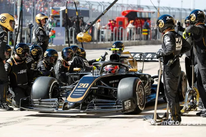 Kevin Magnussen, Haas VF-19 Team, pit stop