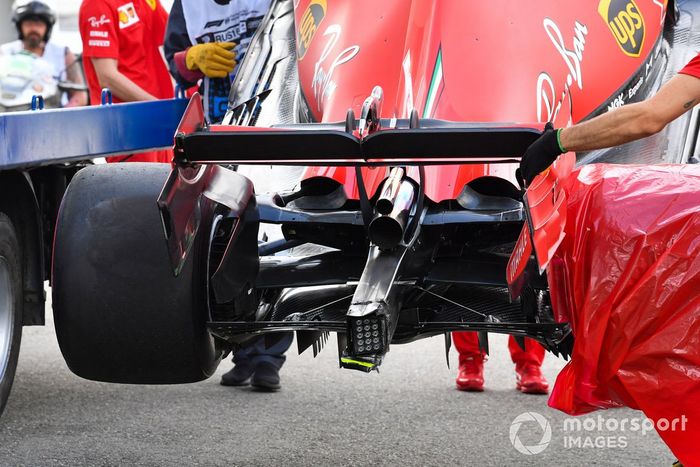 Los mecánicos de Ferrari descargan el monoplaza dañado de Sebastian Vettel, Ferrari SF1000