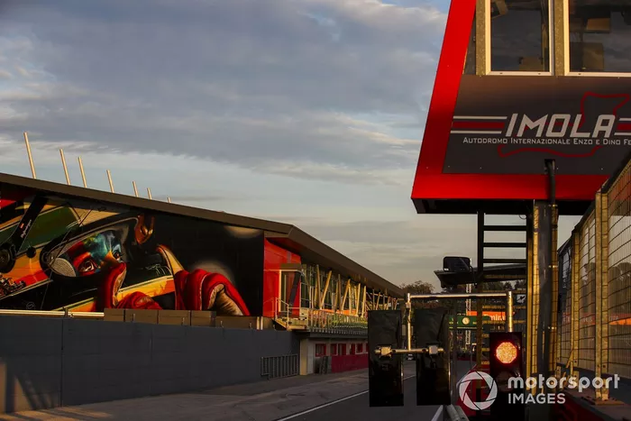 El pit lane y la cabina de control de la carrera