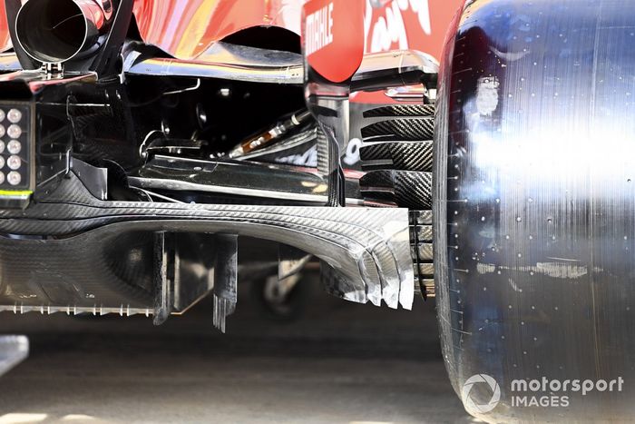 Piso y detalles de la suspensión del Ferrari SF1000