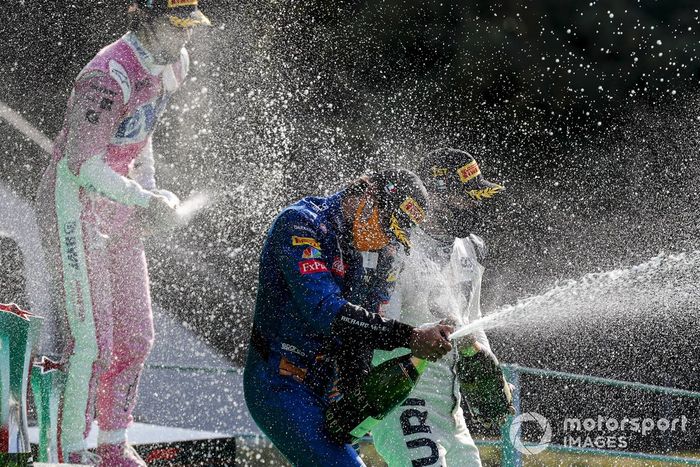 Podio: segundo lugar Carlos Sainz Jr., McLaren, ganador Pierre Gasly, AlphaTauri, y tercer lugar Lance Stroll, Racing Point