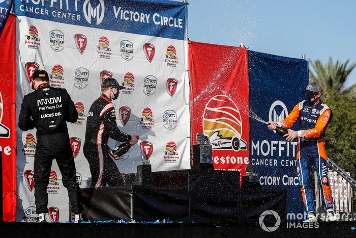 Podio: segundo lugar Patricio O'Ward, Arrow McLaren SP Chevrolet, ganador Josef Newgarden, Team Penske Chevrolet, y tercer lugar Scott Dixon, Chip Ganassi Racing Honda