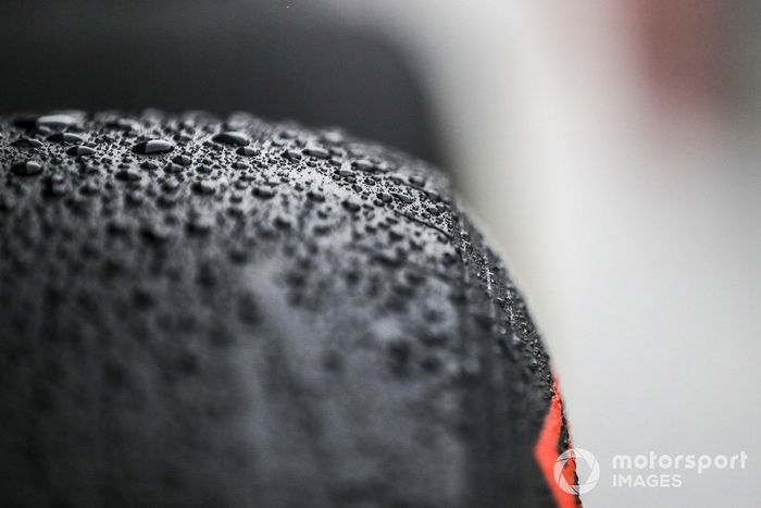 Gotas de agua en un neumático Pirelli