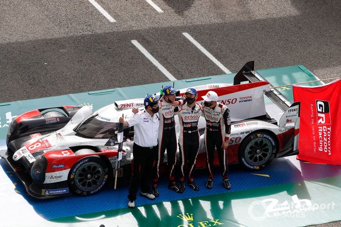 Los ganadores: #8 Toyota Gazoo Racing Toyota TS050: Sébastien Buemi, Kazuki Nakajima, Brendon Hartley