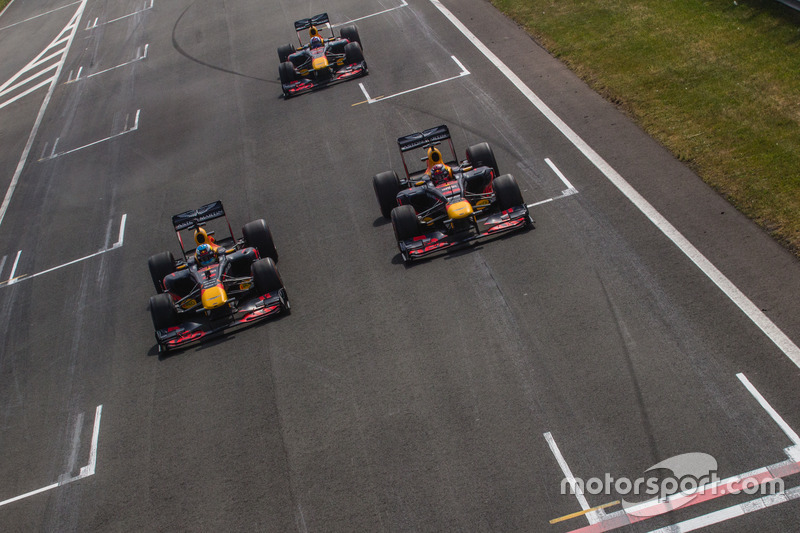 Daniel Ricciardo, RB7, Max Verstappen, RB8, en David Coulthard, RB7, tijdens Jumbo Racedagen