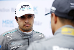 Nelson Piquet Jr., Jaguar Racing, talks with Mitch Evans, Jaguar Racing