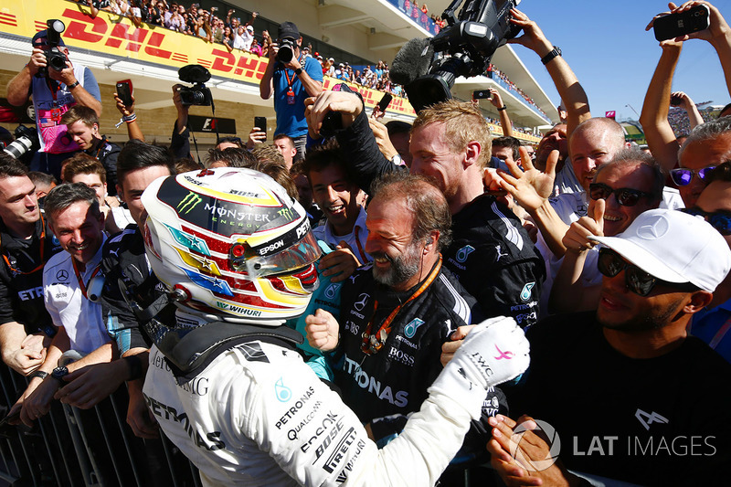 Lewis Hamilton, Mercedes AMG F1, celebra con el equipo