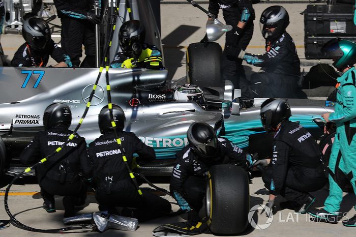 Valtteri Bottas, Mercedes-Benz F1 W08  makes a pitstop