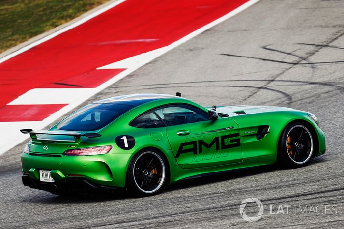 Lewis Hamilton, Mercedes AMG F1, conduce el Mercedes SLS en el circuito con Usain Bolt