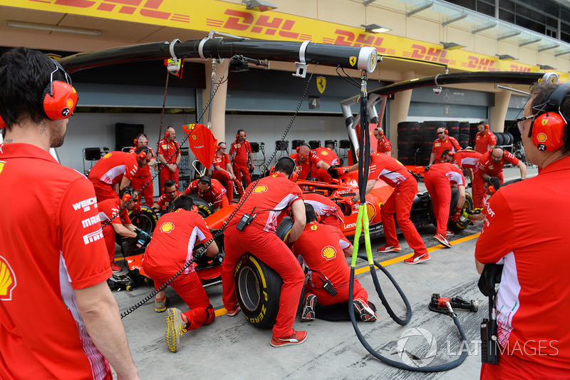 Ferrari тренує піт-стопи