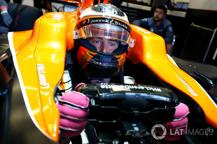 Stoffel Vandoorne y sus detalles rosas en los guantes