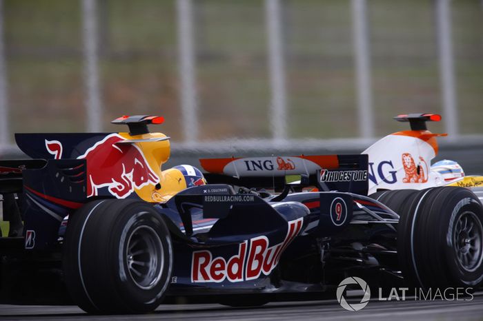 Fernando Alonso, Renault F1 Team R28 devance David Coulthard, Red Bull Racing RB4