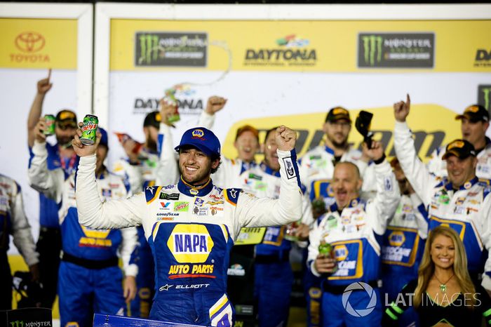 Ganador de la carrera  Chase Elliott, Hendrick Motorsports Chevrolet Camaro