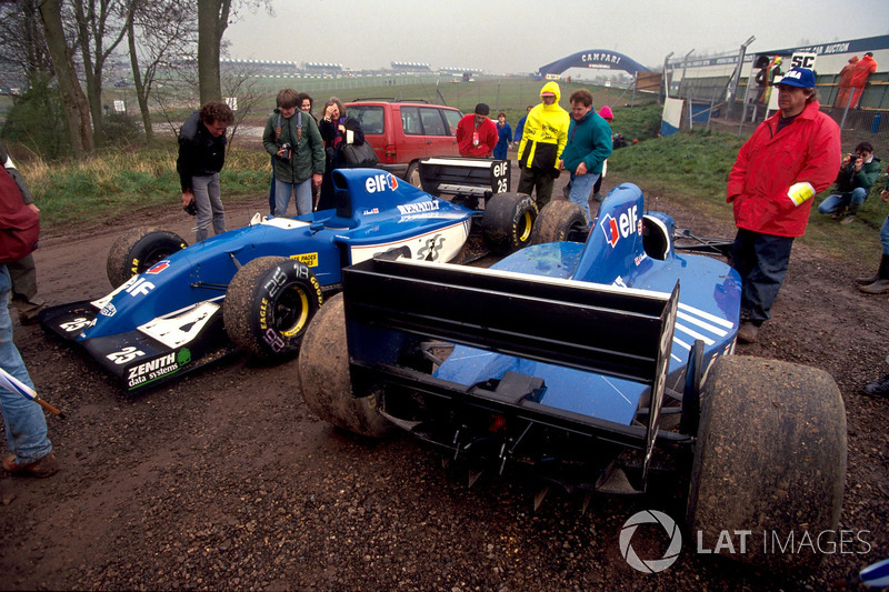 Sırasıyla 8. ve 21. turda yarış dışı kalan Martin Brundle ve Mark Blundell'in Ligier JS39'ları