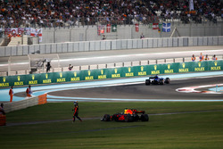 Daniel Ricciardo, Red Bull Racing RB13, retires from the race