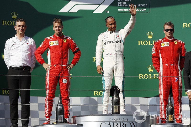 Le vainqueur Lewis Hamilton, Mercedes AMG F1, le deuxième Sebastian Vettel, Ferrari, le troisième Kimi Raikkonen, Ferrari