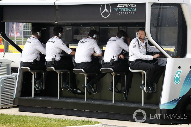 El equipo de Mercedes en el muro