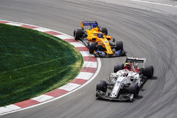 Charles Leclerc, Sauber C37, voor Fernando Alonso, McLaren MCL33