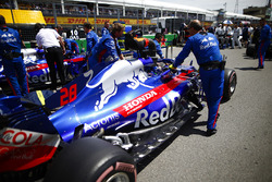 Brendon Hartley, Toro Rosso STR13, arriveert op de grid