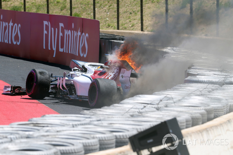 Marcus Ericsson, Sauber C37 choca en la PL1 y se incendia