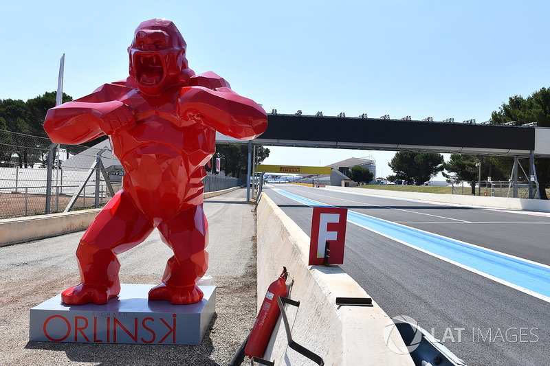 Scultura a bordo pista
