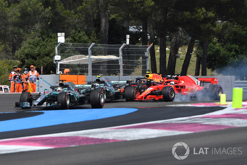 Lewis Hamilton, Mercedes-AMG F1 W09 mène au départ alors que Sebastian Vettel, Ferrari SF71H bloque une roue et percute Valtteri Bottas, Mercedes-AMG F1 W09