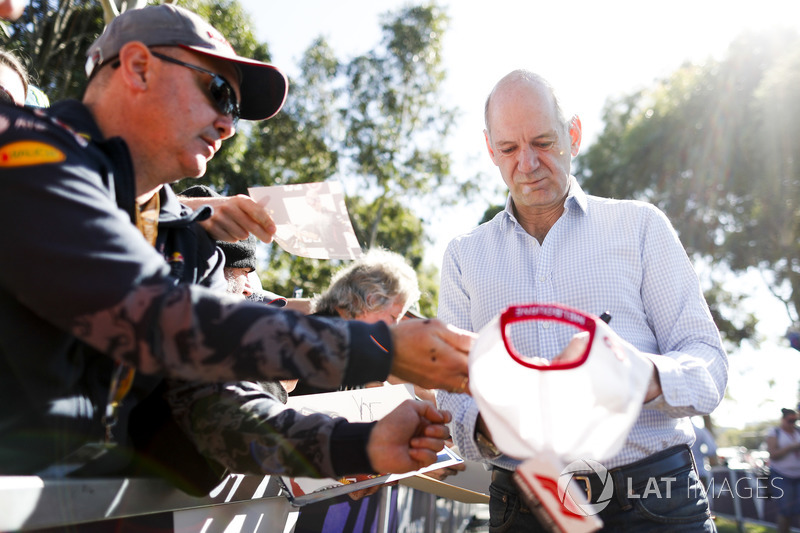 Adrian Newey, Chief Technical Officer, Red Bull Racing, firma un autografo