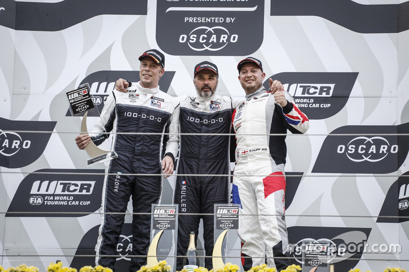 Podio: el ganador, Yvan Muller, YMR Hyundai i30 N TCR, el segundo, Thed Björk, YMR Hyundai i30 N TCR, el tercero, Rob Huff, Sébastien Loeb Racing Volkswagen Golf GTI TCR