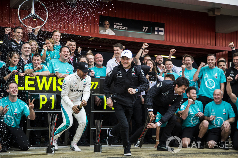 Ganador, Lewis Hamilton, Mercedes-AMG F1 y Valtteri Bottas, Mercedes-AMG F1 celebran