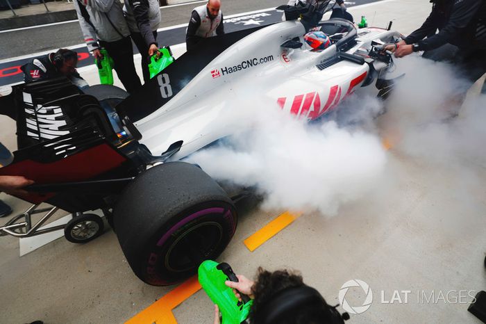 Romain Grosjean, Haas F1 Team VF-18 Ferrari, detiene su coche con humo en los pozos