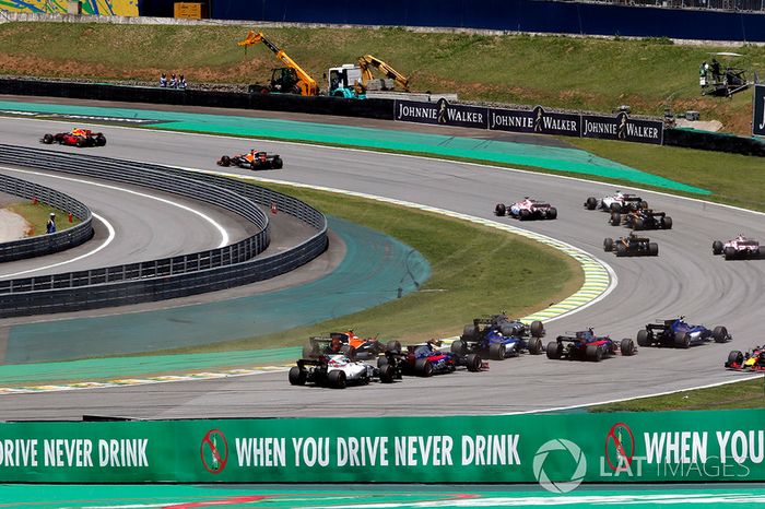 Kevin Magnussen, Haas F1 Team VF-17, Daniel Ricciardo, Red Bull Racing RB13 y Stoffel Vandoorne, McL