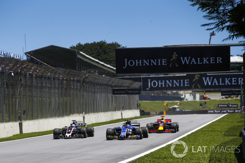 Pascal Wehrlein, Sauber C36, Romain Grosjean, Haas F1 Team VF-17, Daniel Ricciardo, Red Bull Racing 