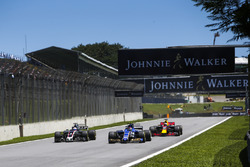 Pascal Wehrlein, Sauber C36, Romain Grosjean, Haas F1 Team VF-17, Daniel Ricciardo, Red Bull Racing