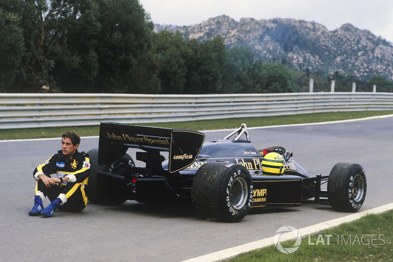 Ayrton Senna, Lotus 97T espera reboque após carro quebrar em treino