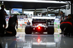 Haas mekanikerleri, Kevin Magnussen, Haas F1 Team VF-18