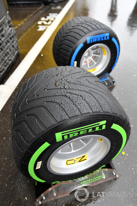 Gomme Pirelli intermedie e da bagnato, bagnate dalla pioggia