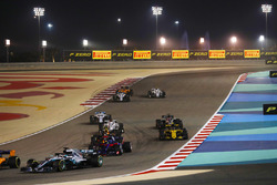 Lewis Hamilton, Mercedes AMG F1 W09, leads Brendon Hartley, Toro Rosso STR13 Honda, Max Verstappen, Red Bull Racing RB14 Tag Heuer, Carlos Sainz Jr., Renault Sport F1 Team R.S. 18, Marcus Ericsson, Sauber C37 Ferrari, and the remainder of the field at the start