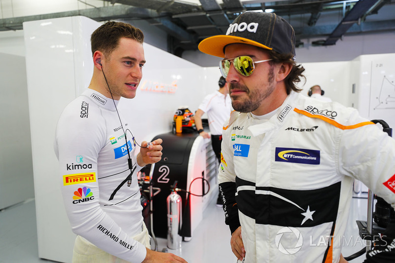 Stoffel Vandoorne, McLaren, parle avec Fernando Alonso, McLaren