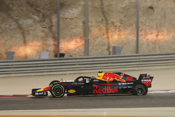 Max Verstappen, Red Bull Racing RB14 revient au stand avec une crevaison