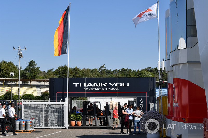 Pintu masuk paddock