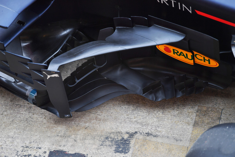 Red Bull Racing RB14 sidepod en bargeboard