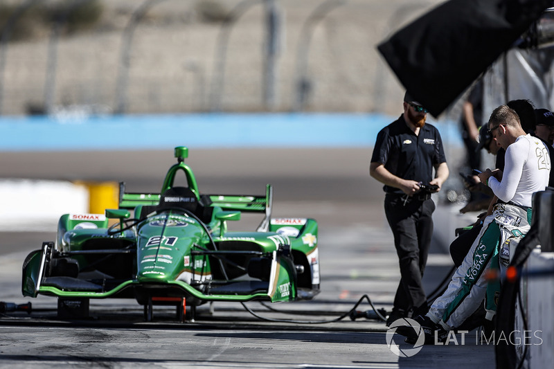 Ed Carpenter, Ed Carpenter Racing Chevrolet attend avant de pouvoir tester la voiture de Spencer Pigot, Ed Carpenter Racing Chevrolet