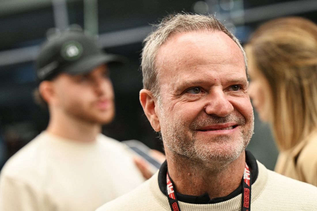 Rubens Barrichello przygląda się w padoku