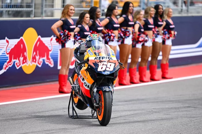 La Repsol Honda de Nicky Hayden en la parrilla de salida